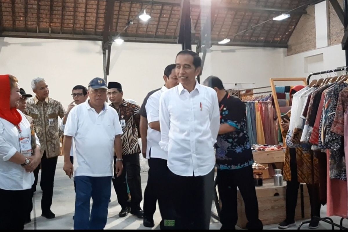 Foto 2 Presiden Jokowi dan Menterinya gowes sepeda dari Alun-alun Pasar Johar menuju kawasan Kota Lama Semarang, Senin (30/12/2019)