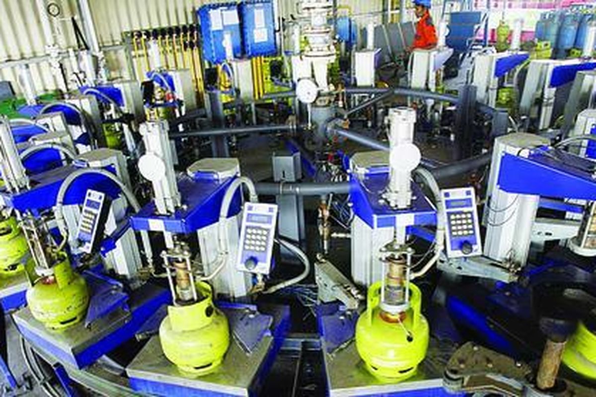Petugas mengisi tabung elpiji 3 kilogram di Filling Plant Elpiji Pertamina di Jakarta, Selasa (27/5). PT Pertamina menjamin kelangkaan pasokan elpiji di Pulau Jawa akan segera teratasi menyusul mulai pulihnya produksi elpiji di Kilang Balongan.  