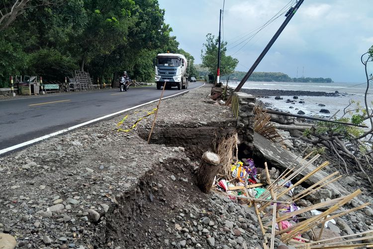 Foto: Kondisi abrasi Jalur Pantura yang ada di Desa Pasir Putih Kecamatan Bungatan Kabupaten Situbondo pada Senin (27/2/2023) yang semakin memakan tanah dan mendekati jalan nasional.