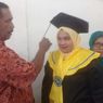 Cerita Muhamad, Penjual Es yang Wisuda Putrinya di Bilik Warnet karena Tak Punya Laptop