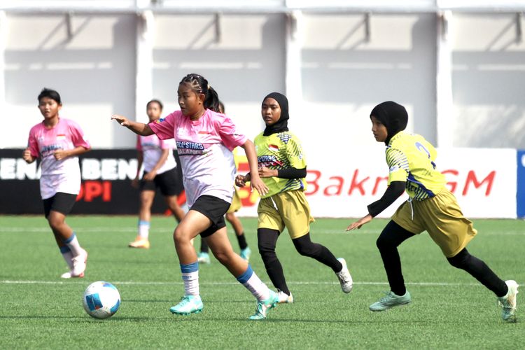 Laga babak 8 besar Piala Pertiwi 2025 yang mempertemukan All Star Bandung vs Kudus yang berlangsung di Supersoccer Arena Kudus, Jumat (11/7/2025) sore.