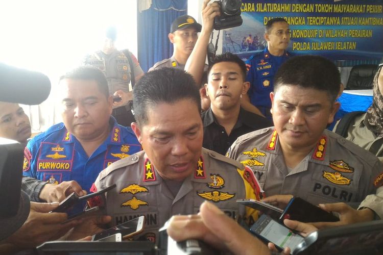 Kapolda Sulsel Irjen Pol Hamidin saar diwawancara wartawan di Mako Polairud Polda Sulsel, Kecamatan Ujung Pandang, Makassar, Sulawesi Selatan, Kamis (4/4/2019).