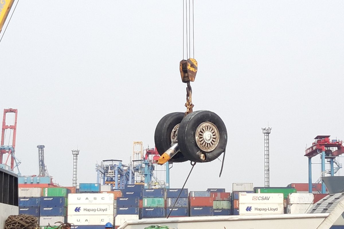 Roda pesawat Lion Air JT 610 Tiba di JICT, Tanjung Priok, Jakarta Utara, pada Sabtu (3/11/2018) dengan menggunakan KRI Banda Aceh