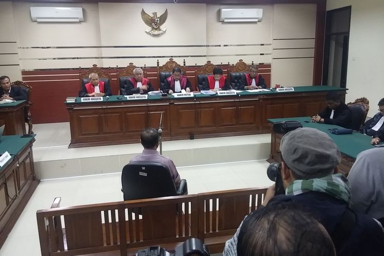 Sidang vonis Dahlan Iskan di Pengadilan Tipikor Surabaya