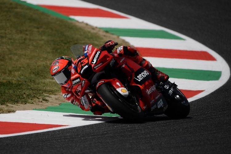 Ducati Lenovo Team Italian rider Francesco Bagnaia rides during a second free practice session ahead the Italian Moto GP Grand Prix at the Mugello race track, Tuscany, on May 27, 2022. (Photo by Filippo MONTEFORTE / AFP)