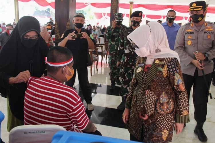 Bupati Jombang Mundjidah Wahab mengecek pelaksanaan vaksinasi Covid-19 bagi kalangan penyandang disabilitas, di Pendopo Kabupaten Jombang, Jawa Timur, Kamis (12/8/2021)