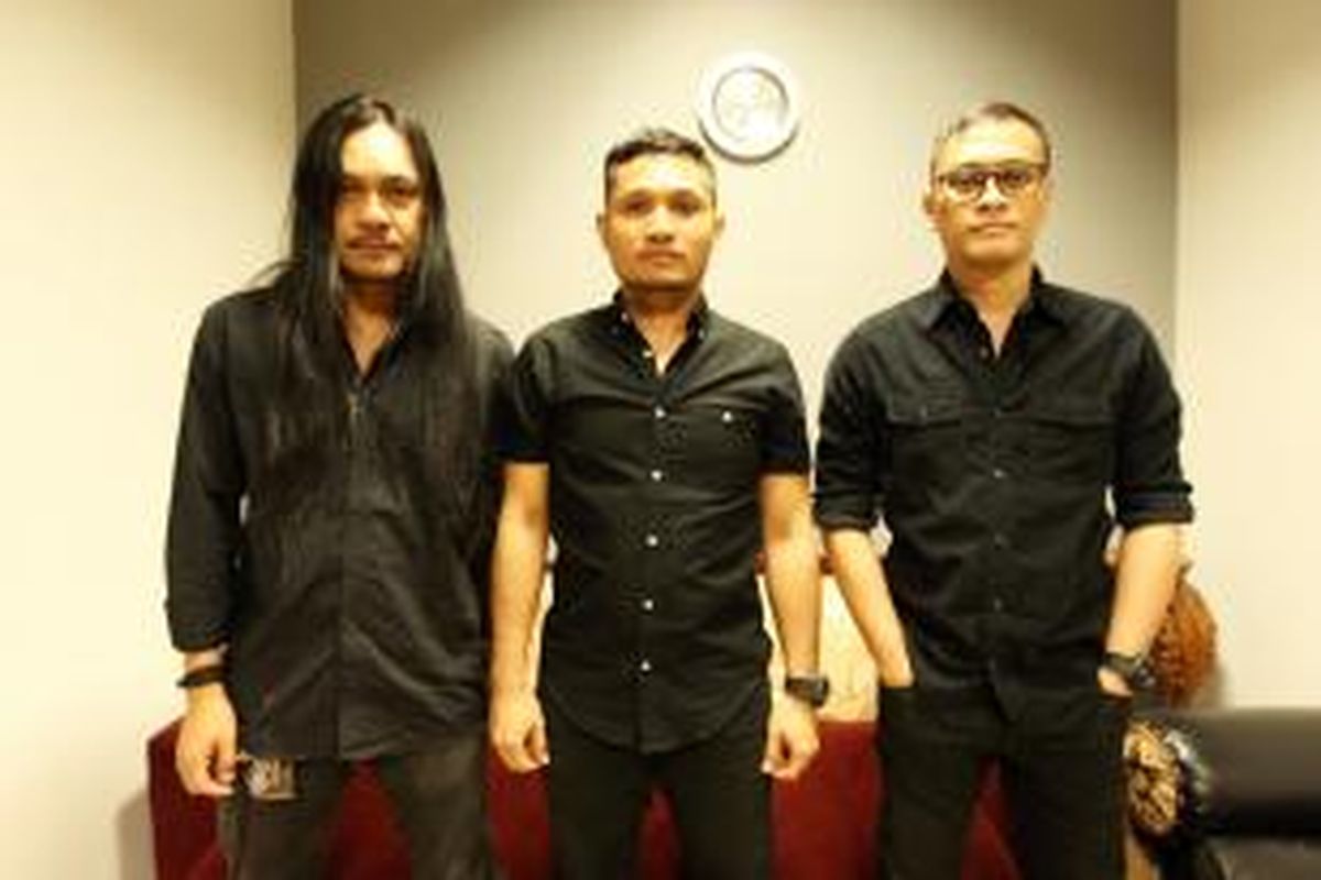 Bnad Andra and The Backbone, yang terdiri dari Stevie Morley Item (kiri), Dedy Lisan, dan Andra Junaedi Ramadhan (kanan), diabadikan sebelum tampil dalam Christmas Music Festival 2015 di Bassilea Convention Centre, Gading Serpong, Tangerang, Banten, Jumat (20/11/2015). Acara yang berlangsung selama dua hari ini menghadirkan lebih dari 50 artis papan atas Indonesia di delapan panggung spektakuler. 