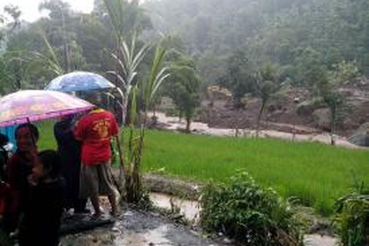 Pencarian korban longsor di Dusun Kopen, Desa Ngrimbi, Kecamatan Bareng, Kabupaten Jombang di hari ketiga, Kamis (30/1/2014).