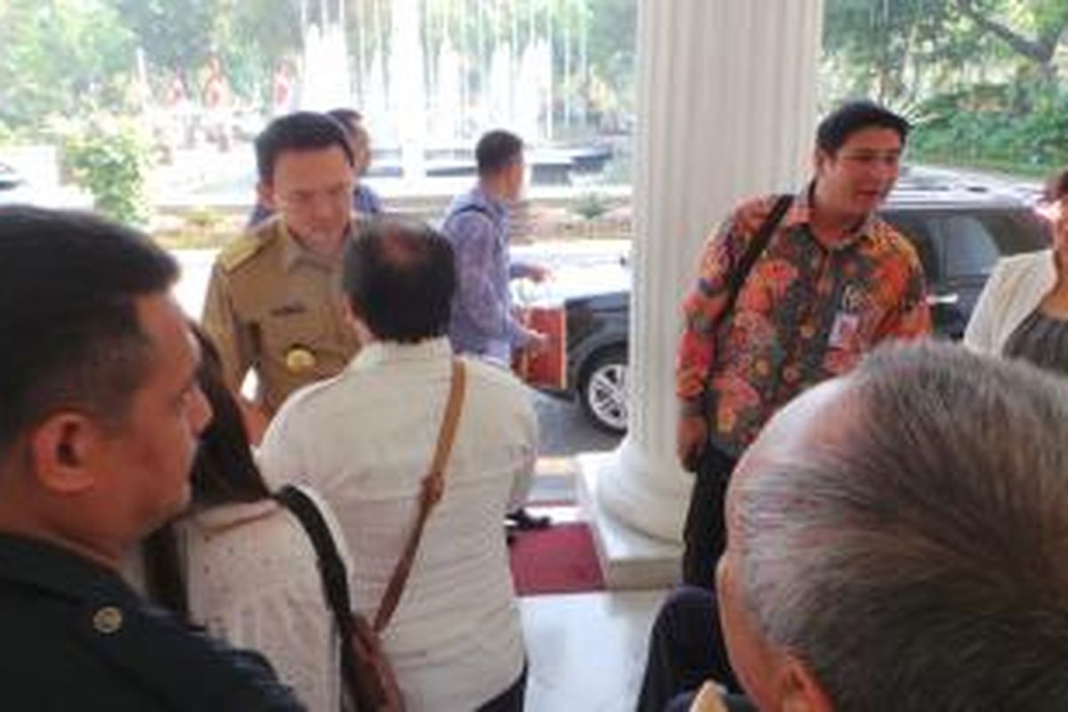 Gubernur DKI Jakarta Basuki Tjahaja Purnama bertemu warga di Balai Kota