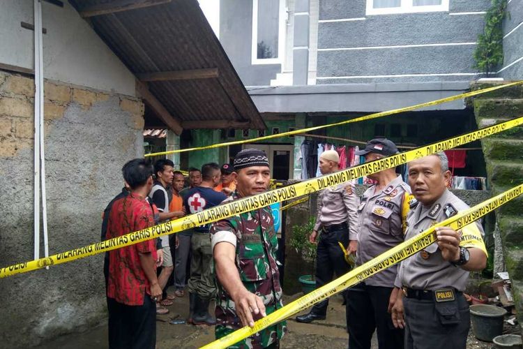 Satu keluarga dilaporkan tewas tertimpa tembok rumah di Jalan veteran lll Kampung Cibolang RT 01/01 Desa Banjarwangi, Kecamatan Ciawi, Kabupaten Bogor, Jawa Barat, Kamis (20/2/2020).