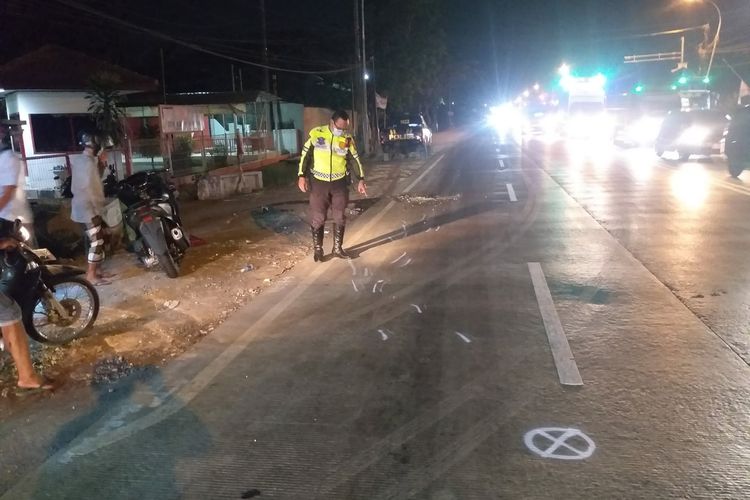 Polisi saat melakukan olah TKP tabrakan dua motor di Jalan Raya Desa Samirplapan, Kecamatan Duduksampeyan, Gresik, Jawa Timur, Selasa (24/10/2023).