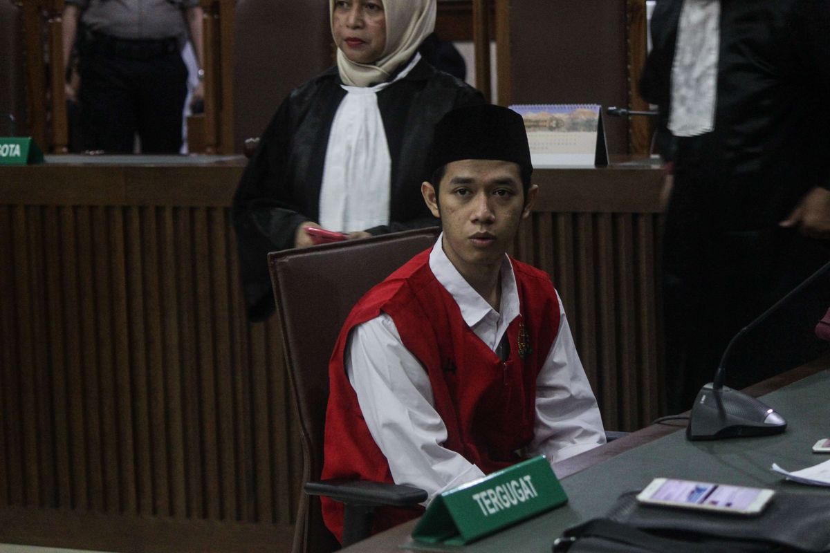 Lutfi Alfiandi, pemuda yang fotonya viral sedang membawa bendera Merah Putih saat kerusuhan di kawasan DPR, Jakarta, September 2019, menahan tangis sebelum pembacaan vonis di Pengadilan Negeri Jakarta Pusat, Kamis (30/1/2020). Ia divonis empat bulan penjara atas kasus tindak pidana kejahatan terhadap aparat.