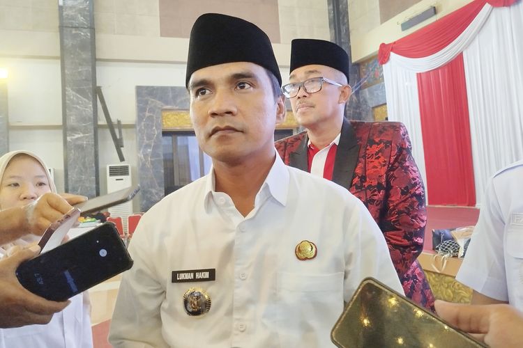 Bupati Bangkalan, Lukman Hakim saat diwawancarai Kompas.com.