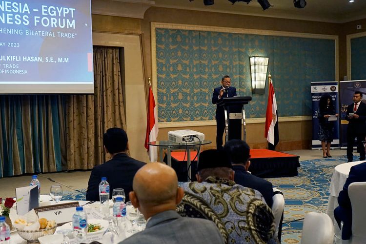 Menteri Perdagangan (Mendag) Zulkifli Hasan saat menghadiri forum bisnis yang diselenggarakan untuk mempertemukan pelaku usaha Indonesia dan Mesir di Kairo, Mesir, Minggu (14/5/2023).