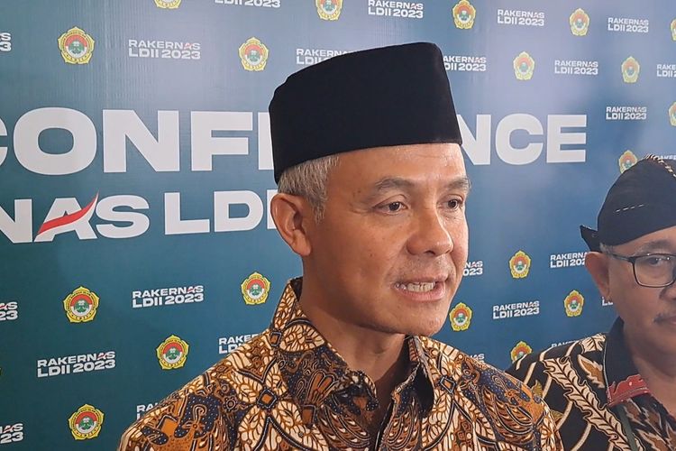Bakal calon presiden Ganjar Pranowo seusai Rapat Kerja Nasional (Rakernas) Lembaga Dakwah Islam Indonesia (LDII) di Lubang Buaya, Jakarta, Rabu (8/11/2023).