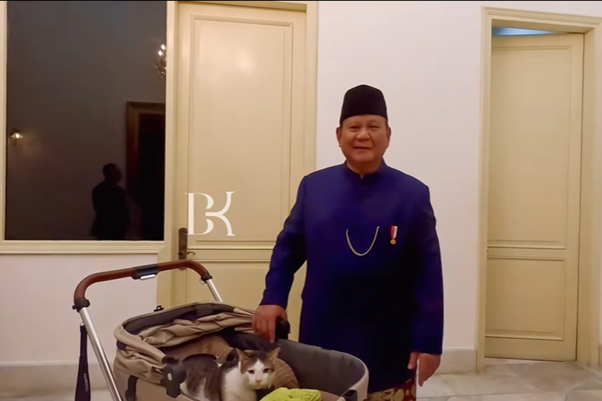 Presiden Prabowo Subianto bersama kucingnya Bobby Kertanegara di Istana Merdeka