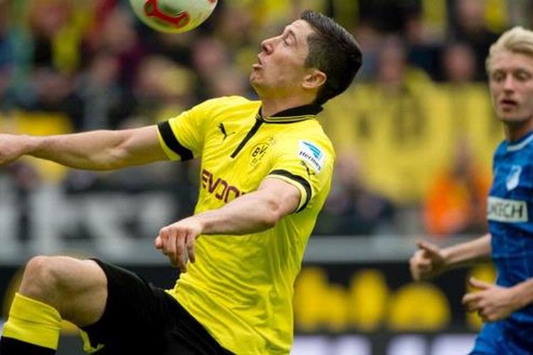 Striker Borussia Dortmund Robert Lewandowski (kiri) dan kapten Hoffenheim, Andreas Beck, saat kedua tim bertarung di Bundesliga, Sabtu (18/5/2013). Hoffenheim menang 2-1 dan akan tampil di play-off degradasi.