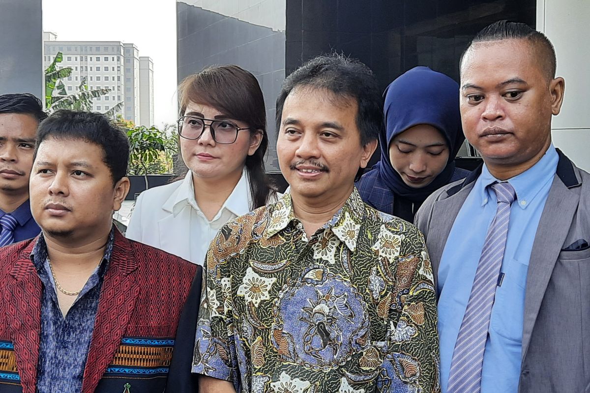 Eks Menteri Pemuda  dan Olahraga (Menpora) Roy Suro (baju batik) meminta perlindungan ke Lembaga Perlindungan Saksi dan Laporan (LPSK), Kamis (21/7/2022). Ia mendatangi kantor LPSK dengan berstatus sebagai pelapor kasus unggahan meme Patung Sang Buddha, yang diedit mirip wajah Presiden Joko Widodo.