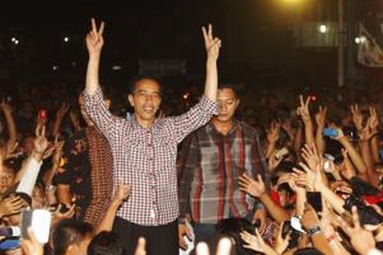 Calon presiden Joko Widodo mengunjungi Pasar Induk Cibitung, Bekasi, Senin (16/6/2014). Joko Widodo disambut ratusan pedagang pendukungnya.