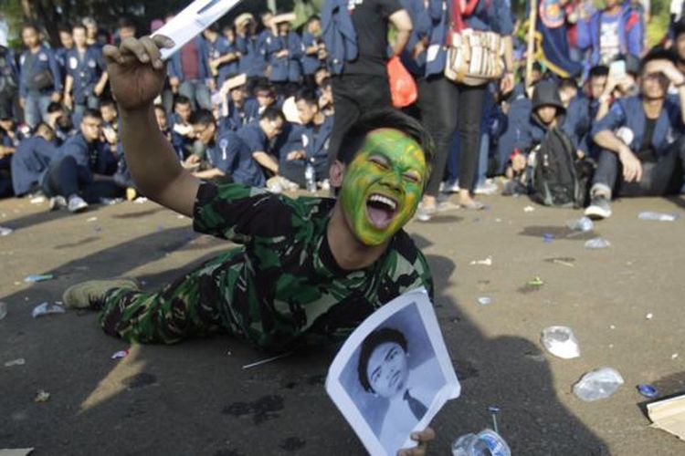 Mahasiswa Universitas Trisakti melakukan aksi teatrikal saat berdemonstrasi di depan Istana Kepresidenan, Jakarta, Selasa (12/5/2015). Aksi ini untuk memperingati 17 tahun tragedi Trisakti pada 12 Mei 1998 yang menelan korban empat orang mahasiswa Trisakti saat memperjuangkan reformasi.