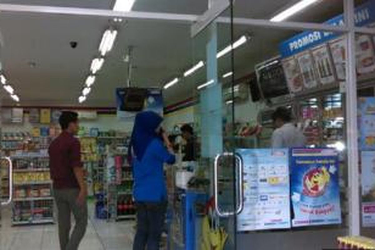 Kondisi lapak Indomaret di Jalan Kopo Cirangrang 459, Bandung, Kamis (22/5/2014), setelah disatroni maling.