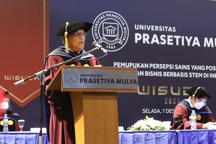 Rektor Universitas Prasetiya Mulya (Prasmul) Djisman S Simandjuntak dalam acara wisuda, Selasa (7/12/2021).
