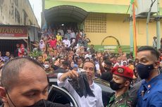 Jokowi Bagi-bagi Kaus ke Warga Saat Kunjungi Pasar Bawah Pekanbaru