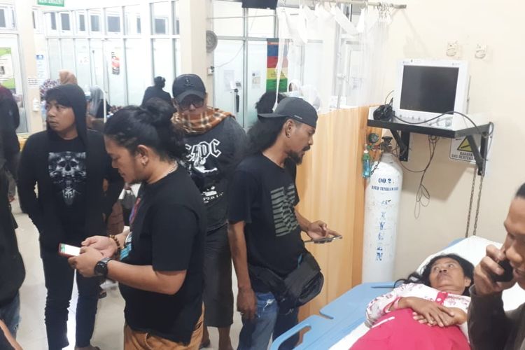 Seorang ibu rumah tangga (IRT) di Kabupaten Bone, Sulawesi Selatan sedang mendapatkan perawatan medis di rumah sakit usai menjadi korban penikaman. Selasa, (29/8/2023).
