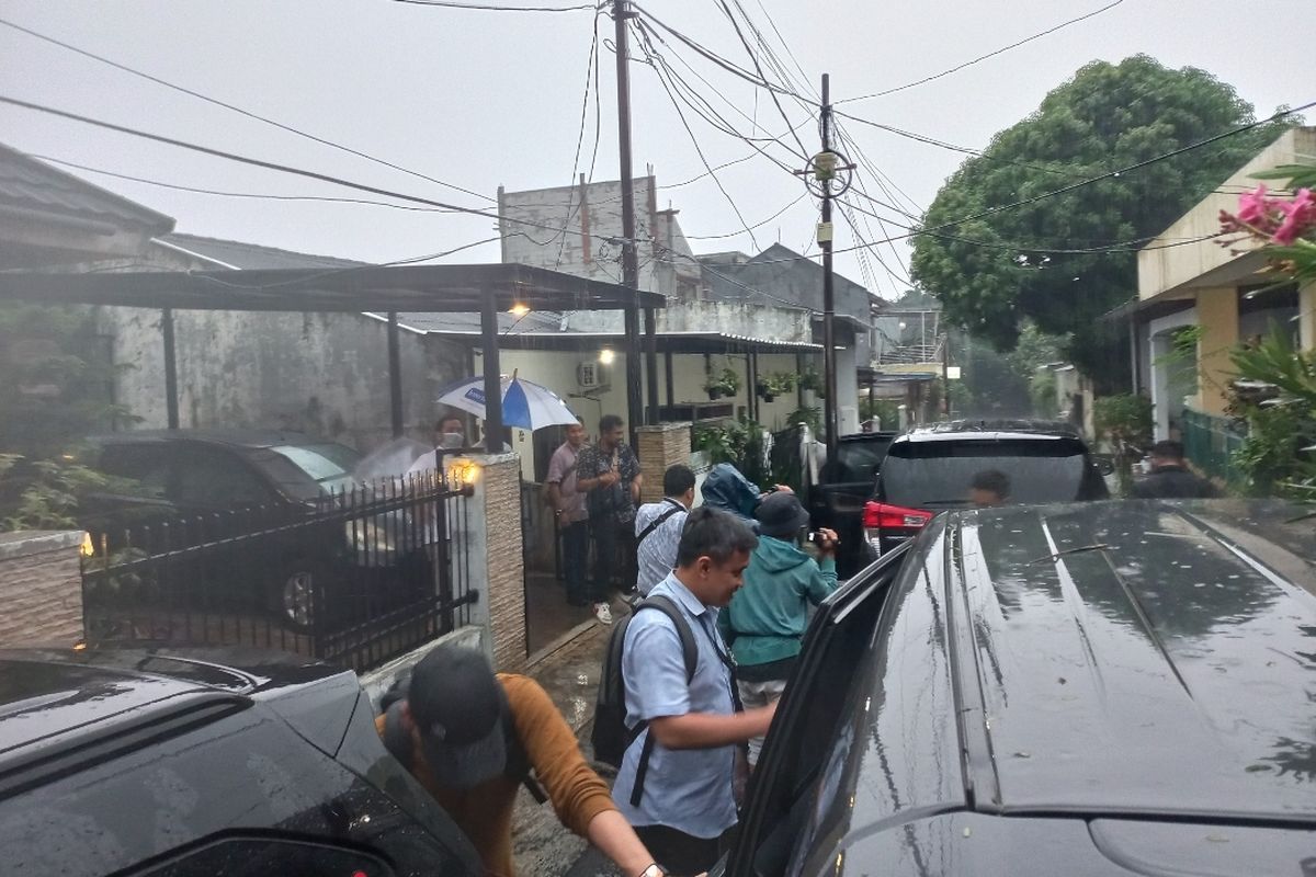 Penyidik KPK geledah rumah kerabat Rafael Alun Trisambodo di Komplek PDK Cirendeu, Ciputat Timur, Tangerang Selatan pada Selasa (6/6/2023).