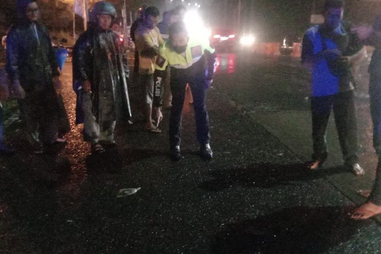 Anggota Satlantas Polres Salatiga melakukan olah TKP kecelakaan di Jalan Lingkar Salatiga