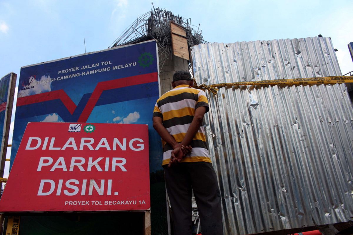 Kondisi pasca robohnya cetakan beton tiang pancang  proyek Jalan Tol Becakayu, di Jalan DI Panjaitan, Jakarta, Selasa (20/02/2018). Peristiwa tersebut terjadi pada pukul 03.00 WIB saat pekerja sedang melakukan pengecoran. Terdapat tujuh korban yang dilarikan ke Rumah Sakit UKI dan Polri.