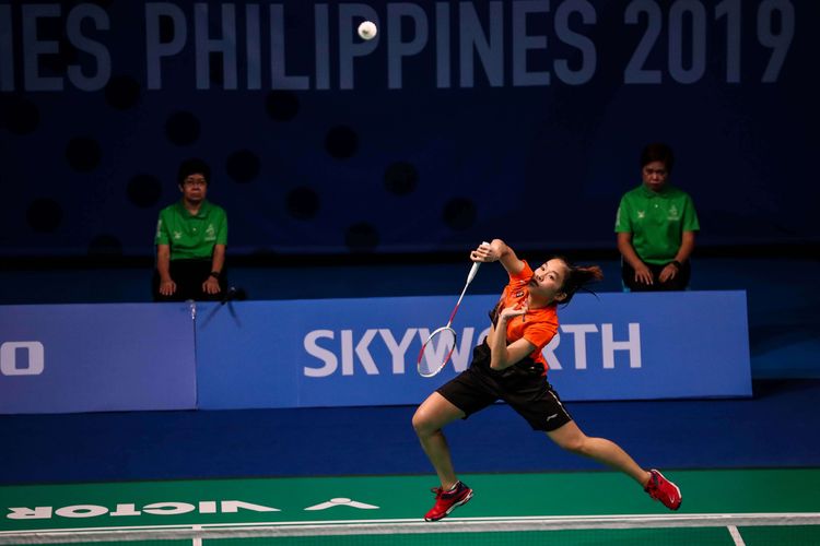 Pebulu tangkis tunggal putri Indonesia, Ruselli Hartawan saat beraksi melawan pebulu tangkis Malaysia, Selvaduray Kisona babak final bulu tangkis perorangan SEA Games 2019, di Muntinlupa Sports Complex, Filipina, Senin (9/12/2019). Ruselli Hartawan berhasil menyumbang medali perak, setelah kalah dari pebulu tangkis Malaysia dengan skor 20-22, 14-21, 13-21.