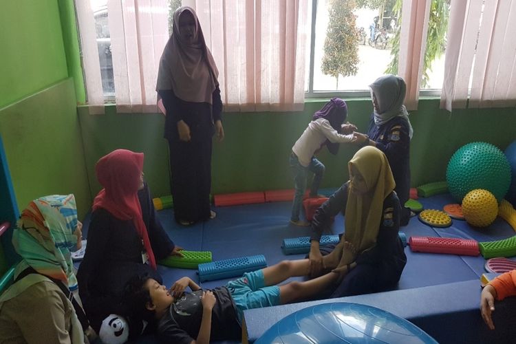 Salah satu aktivitas di pendidikan inklusi di TK/PLB di Indonesia