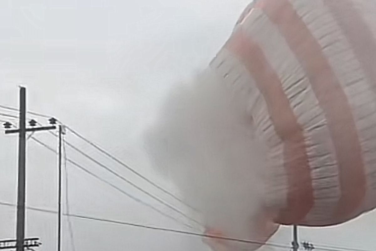 Balon udara tersangkut di saluran listrik di kawasan Desa Pandesari, Kecamatan Pujon, Kabupaten Malang.