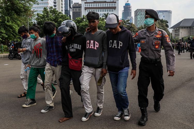 Pelajar saat ditangkap polisi di Kawasan Patung Kuda, jalan M.H Thamrin, Jakarta Pusat, Selasa (20/10/2020)