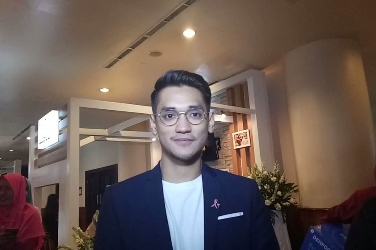 Afgan usai tampil dalam acara Seminar Nasional Kesehatan Tulang Bagi Penyintas Kanker Payudara yang diselenggarakan oleh Yayasan Kanker Payudara Indonesia (YKPI) di Hotel Millenium, Tanah Abang, Jakarta Pusat, Minggu (29/10/2017).