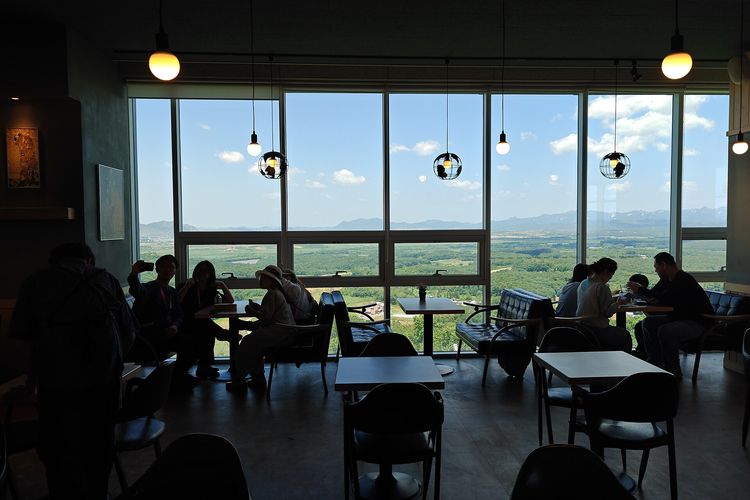 Ilustrasi pengunjung di Dora Observatory yang masuk dalam kawasan DMZ Korea (Zona Demiliterisasi Korea). Antisipasi cuaca ekstrem, wisata perbatasan Korea Selatan dan Korea Utara akan ditutup sementara pada Juli 2026 dan Agustus 2026.