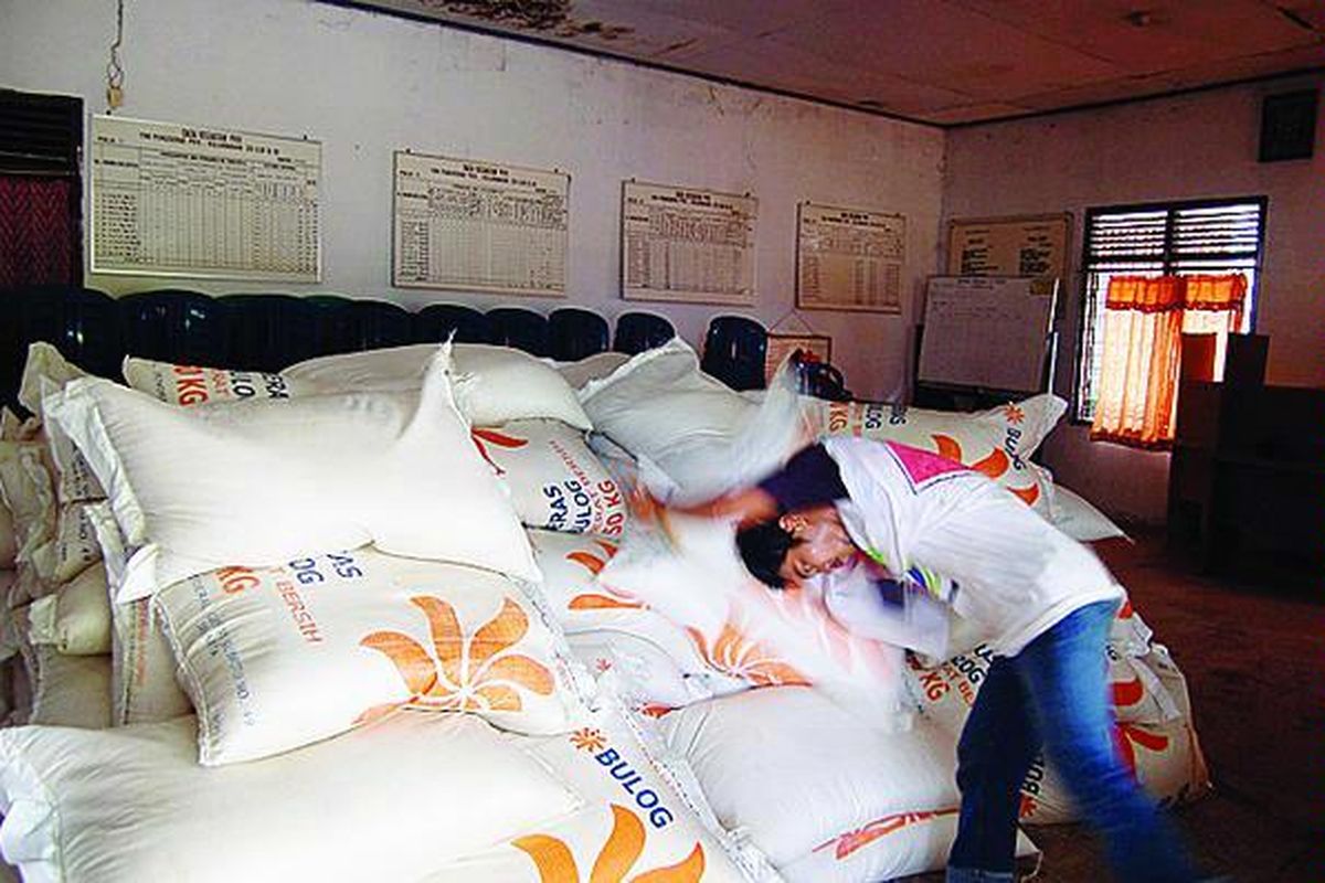 Tenaga kerja bongkar muat menurunkan karung-karung berisi beras untuk keluarga miskin (raskin) dan menyimpannya di gudang Kantor Kelurahan 20 Ilir D3, Kecamatan Ilir Timur I, Palembang, untuk segera didistribusikan, Rabu (4/6). Raskin yang dibongkar itu merupakan jatah untuk bulan Juni 2008.  