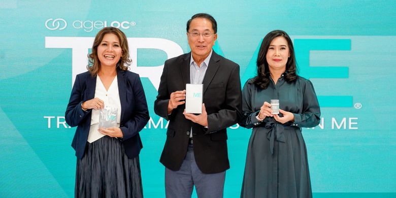 Dari kiri ke kanan: General Manager Nu Skin Indonesia Shita Laksmita, Chairman Nu Skin Scientific Advisory Board, Dr.Joseph Chang dan Director Marketing Juliani Thjai dalam acara peluncuran ageLOC TRME di Jakarta (10/1/2025).