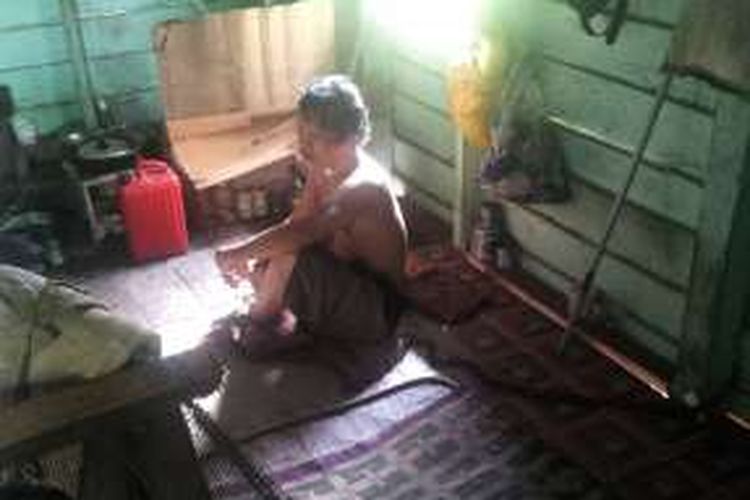 Andi Wijaya, duduk dalam rumah berukuran 3 meter x 4 meter di pinggiran hutan lindung Pulau Nunukan, Kalimantan Utara, Rabu (12/10/2016). Andi diduga mengalami gangguan kejiwaan sehingga diasingkan oleh keluarganya.