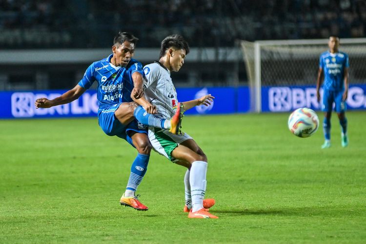 Frets Butuan (pemain Persib) berduel dengan Hokky Caraka dalam pertandingan pekan ke-17 Liga 1 2023-2024 antara Persib Bandung vs PSS Sleman, Sabtu (28/10/2023) di Stadion Gelora Bandung Lautan Api (GBLA).