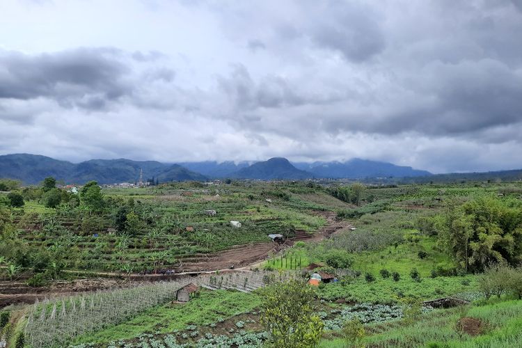 Kondisi di daerah hulu aliran sungai yang menyebabkan banjir bandang di Kota Batu, Jawa Timur, Jumat (5/11/2021).