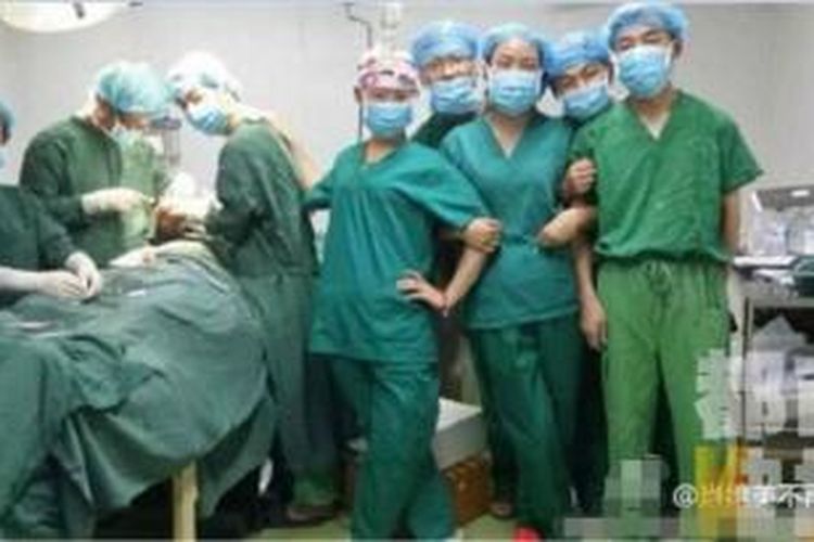 Salah satu aksi selfie dokter yang banyak mengundang kecaman adalah aksi para bedah di RS Fengcheng, Xi'an, China beberapa waktu lalu.