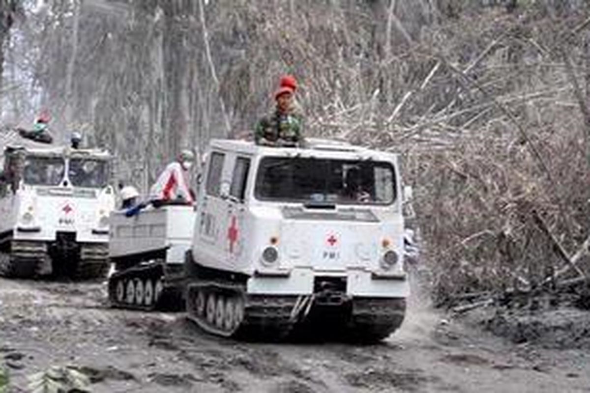 Dua kendaraan Haglun (amfibi) milik Palang Merah Indonesia (PMI) sedang beroperasi mencari korban letusan Gunung Merapi di radius 5 KM dari puncak Merapi di Desa Ngpring, Cangkringan, Sleman, PMI  mengoperasikan kendaraan ini untuk mengevakuasi korban letusan Gunung  Merapi yang tidak bisa dijangkau oleh kendaraan lain.