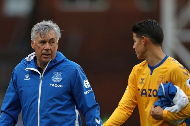 Pelatih Everton, Carlo Ancelotti, berbincang dengan gelandang asal Kolombia, James Rodriguez.