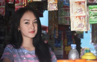 POPULER NUSANTARA] Penjaga Warung Kopi Mirip Anya Geraldine ...