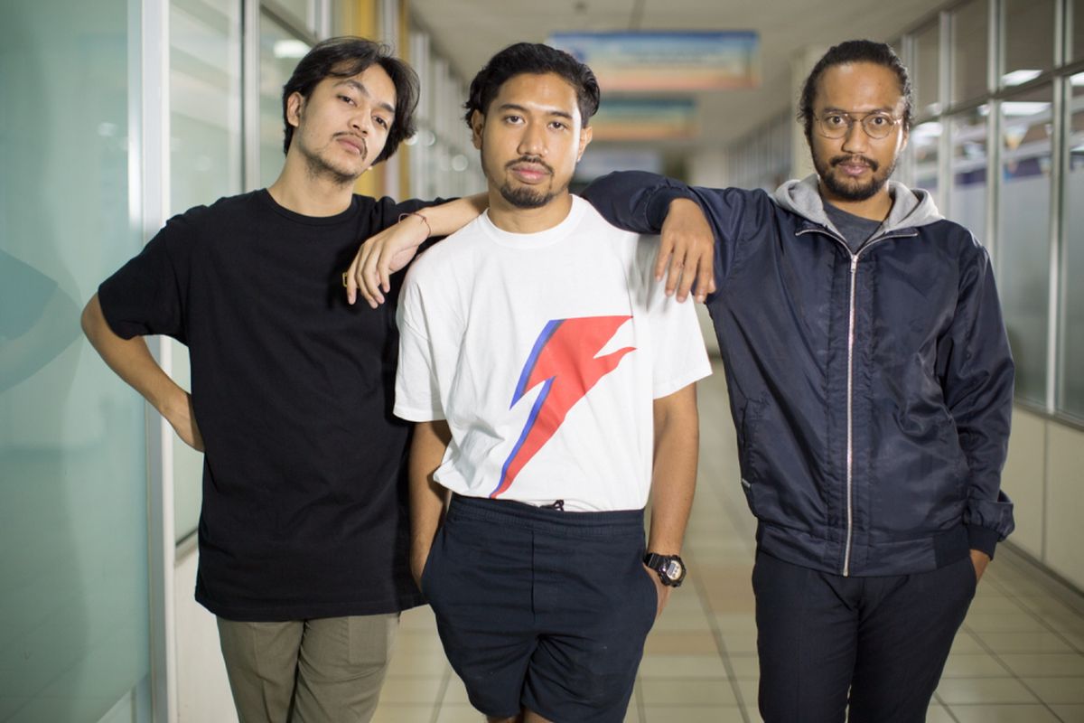 Grup band Elephant Kind dalam sesi foto seusai sesi wawancara di Kompas.com, Palmerah, Jakarta, Rabu (27/9/2017). Grup band yang diawaki oleh Bam Masro (vokal/gitar), Dewa Pratama (gitar/synthesizer), Bayu Adisapoetra (drum) dan Kevin Septanto (bas) dijadwalkan akan mengisi gelaran Synchronize Fest pada 6,7,8 Oktober mendatang.