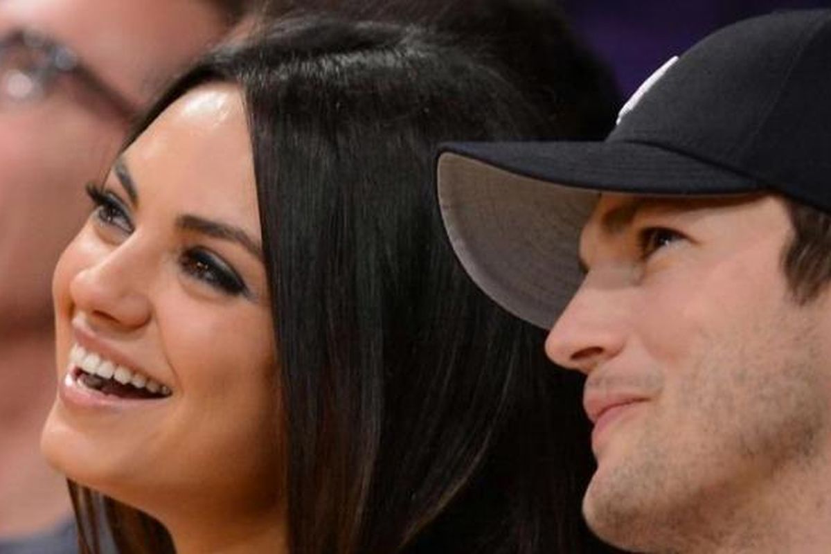 Aktor Ashton Kutcher (kanan) dan aktris Mila Kunis   