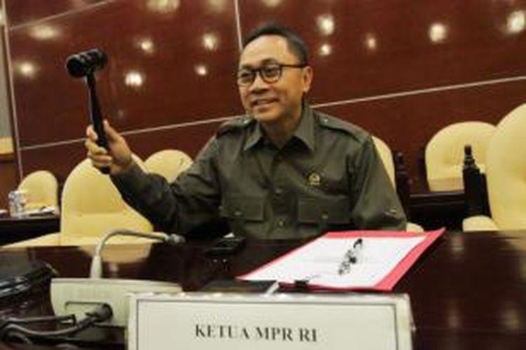 Ketua MPR Zulkifli Hasan memimpin rapat gabungan Fraksi MPR RI di Kompleks Parlemen Senayan, Jakarta Pusat, Senin (13/10/2014). Rapat tersebut membahas persiapan pelantikan Presiden RI terpilih Joko Widodo - Jusuf Kalla pada 20 Oktober 2014.