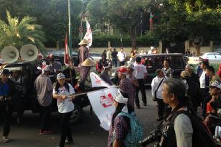 Relawan Capres Joko Widodo-Jusuf Kalla berdemo di depan Komisi Pemilihan Umum Pusat, Jakarta, Kamis (10/7/2014).